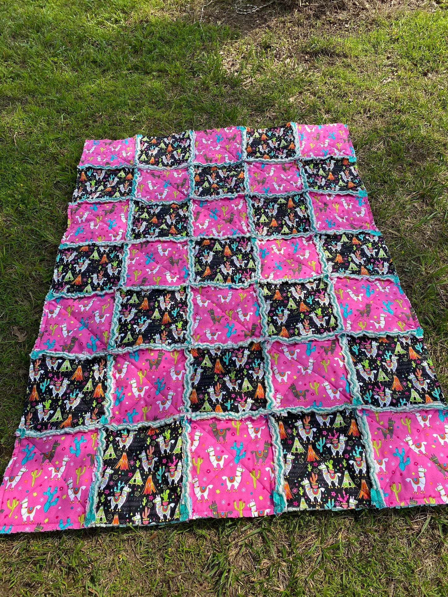 Quilt. Rag Quilt. Pink and Black Alpacas.