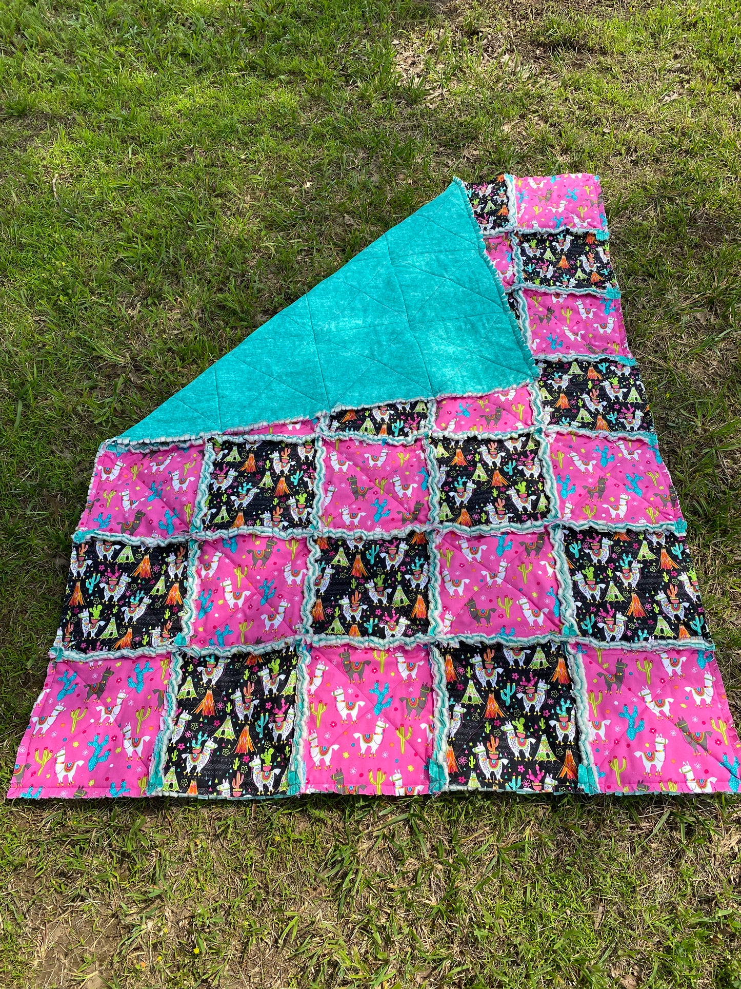 Quilt. Rag Quilt. Pink and Black Alpacas.