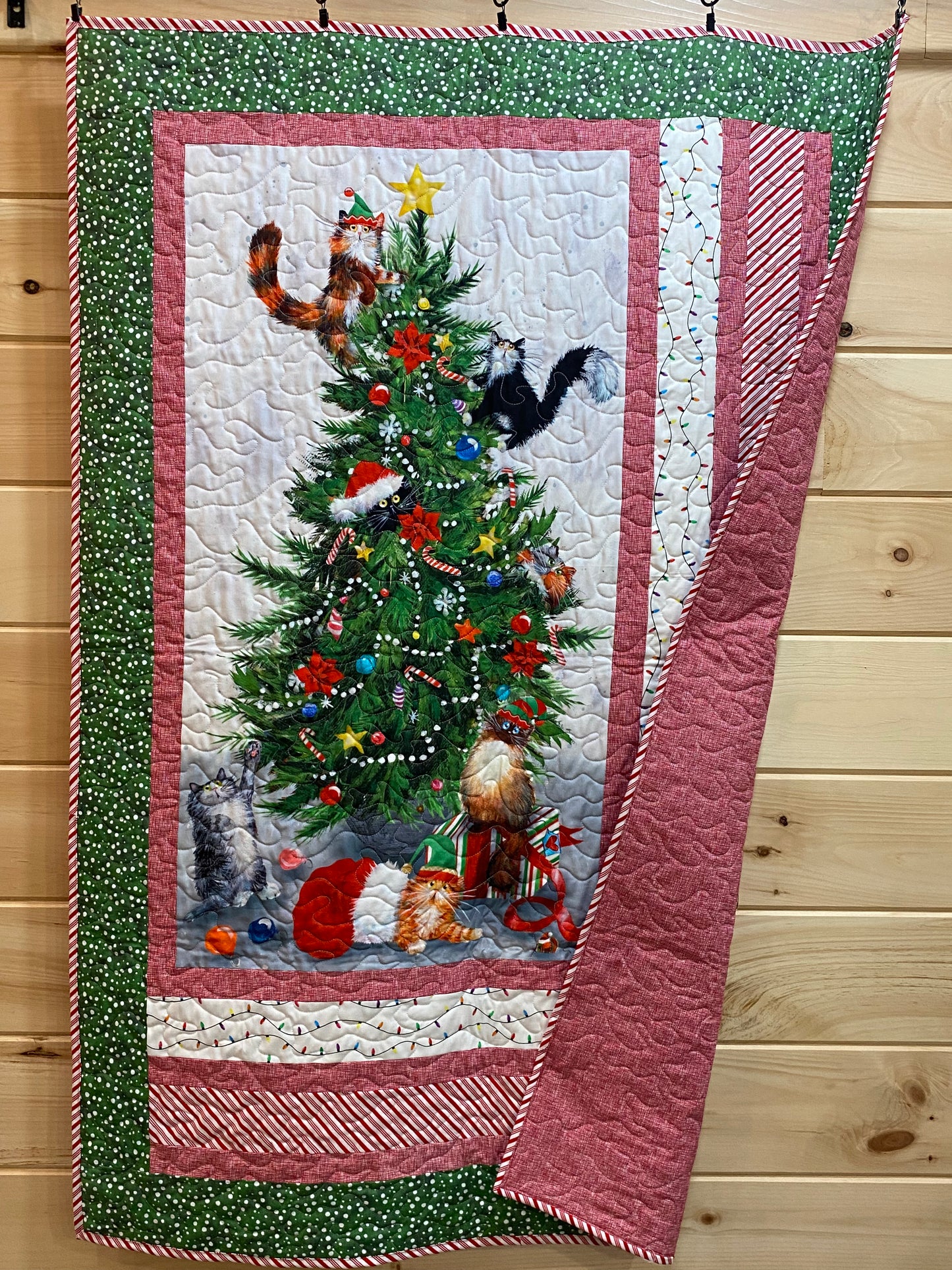 Quilt. Christmas Quilt. Meowy Christmas. Cats in Christmas Tree.