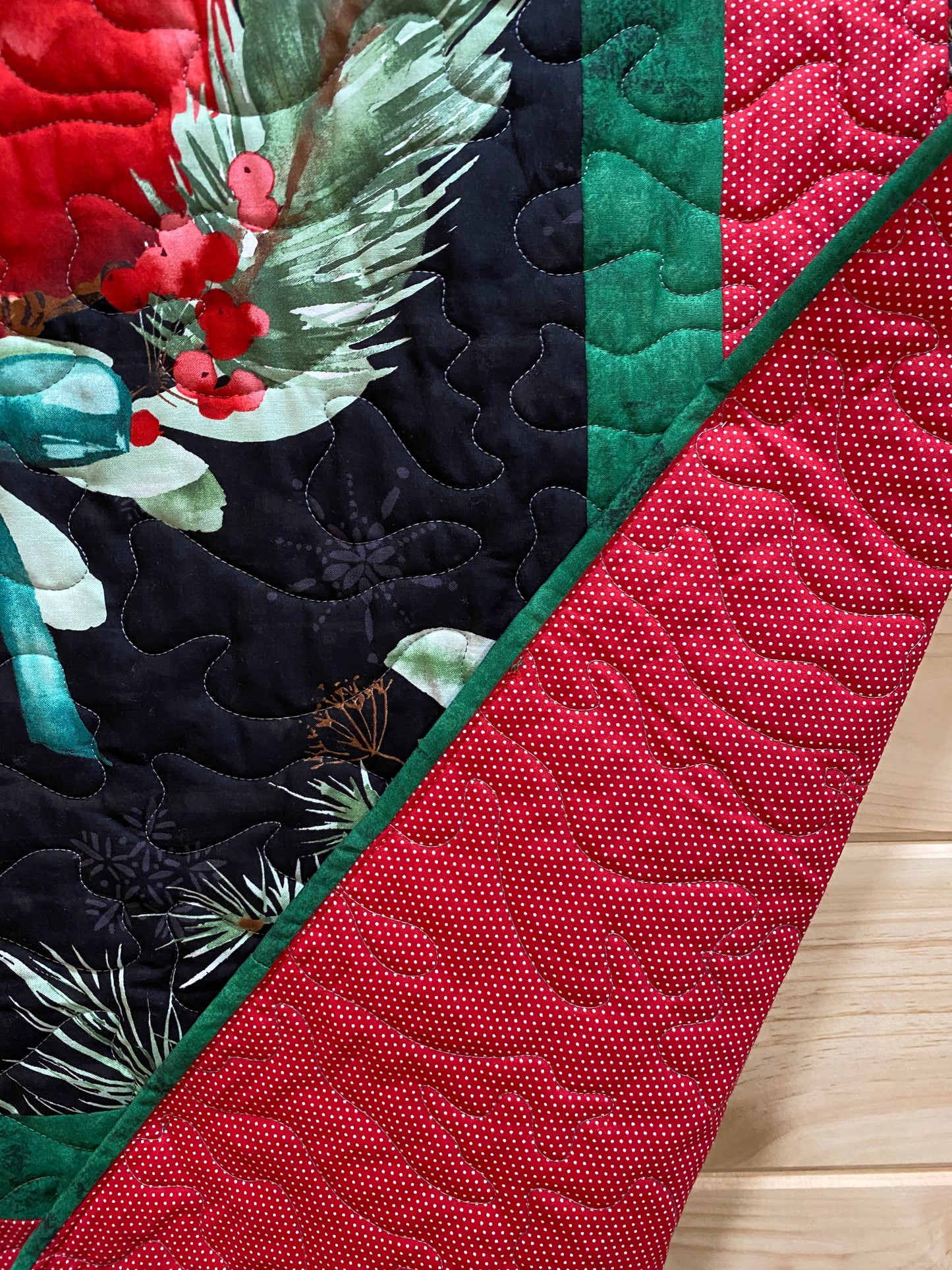 Quilt. Cardinal in Wreath. Cardinal Celebration.